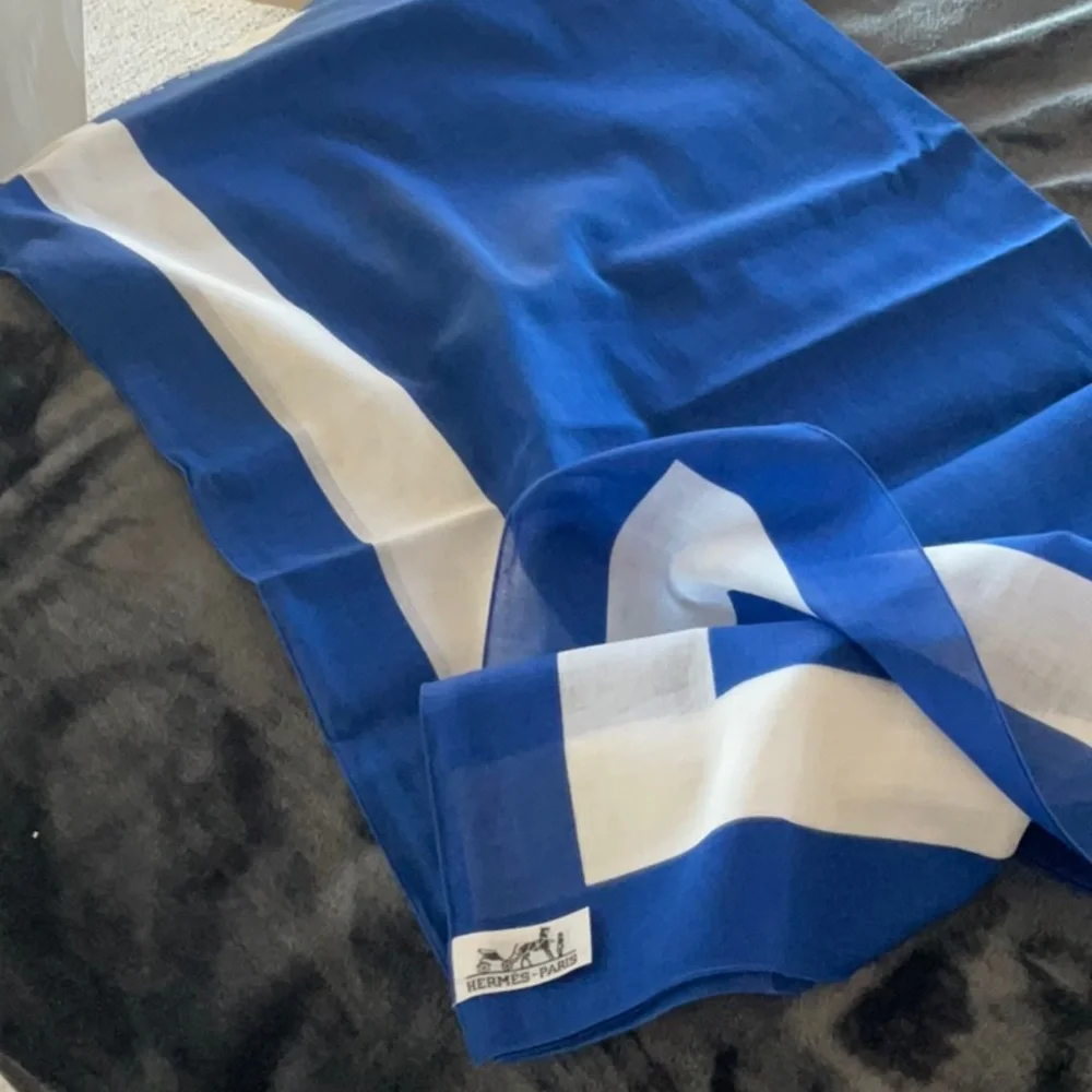 NEW IN BOX AUTH HERMES BLUE AND WHITE LARGE SCARF, GREAT GIFT, RARE - Picture 7 of 7
